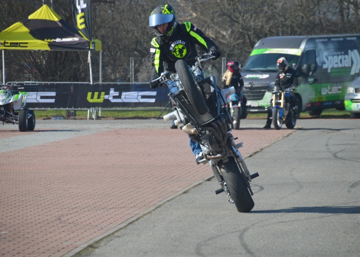 22 Bohemian Custom Motorcycle pokaz stuntu praga